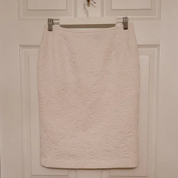 Kasper Ivory White Embossed Pencil Skirt Size 4P - Picture 2 of 7